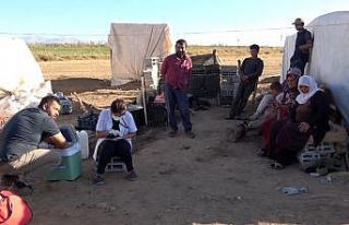 Bitlis’te çiftçiler çalıştıkları tarlada...