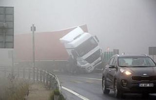 Bolu Dağı’nda kontrolden çıkan tır, beton bariyerde...