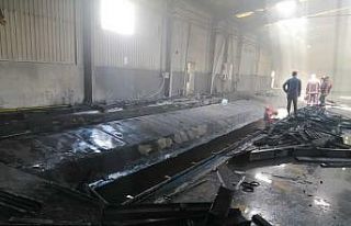 Boş fabrikada çıkan yangın itfaiye ekiplerince...