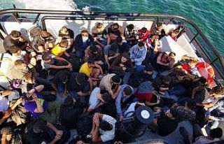 Bozcaada açıklarında 59 düzensiz göçmen kurtarıldı