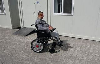 Bozkurtlu selzede engelliye akülü tekerlekli sandalye...