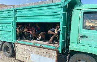 Briketlerin altındaki gizli bölmeden 27 Afganistanlı...