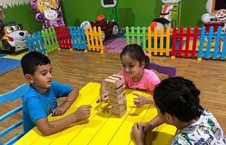 Bu merkezde anneler spor yaparken, çocukları oyun...