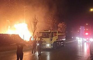 Bursa’da çalılık alanda çıkan yangın geceyi...