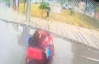 Bursa’da halk otobüsünün elektrikli araca çarptığı...