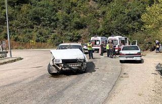 Bursa’da iki otomobil kafa kafaya çarpıştı,...