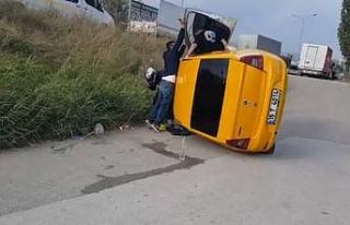 Bursa’da kamyonun sıkıştırdığı taksi takla...