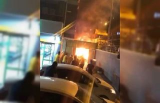 Bursa’da marketin karton deposu saniyeler içinde...