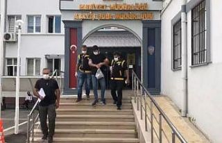 Bursa’da polisten kaçan şüphelilerin araçla...