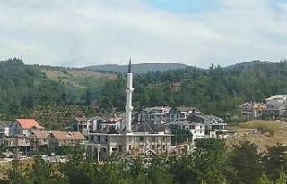 Bursa’da rüzgâr minareyi beşik gibi salladı