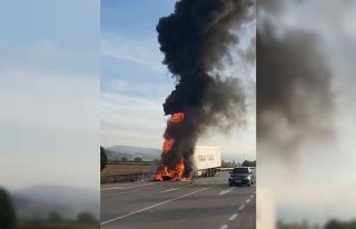 Bursa’da seyir halindeki tır alev alev yandı