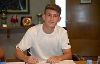 Bursaspor Kulübü, 4 altyapı futbolcusuna profesyonel...