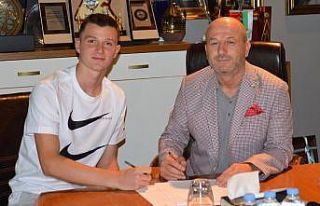 Bursaspor’un genç oyuncusu Eren Tunalı, profesyonel...
