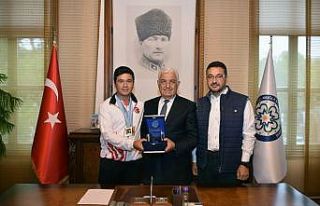 Büyükşehir okçusu Türkiye rekoru kırdı