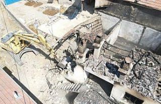 Cabbar, Zümrüt annenin yaralarını sarmak için...