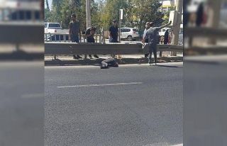 Caddeden karşıya geçmek isteyen gence tır çarptı