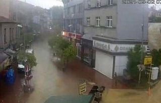 Caddeler göle döndü, dükkanlar sular içerisinde...