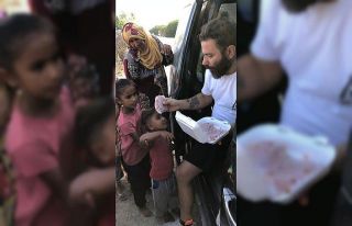 Çadırda yaşayan çocuklara hamburger ve oyuncak...
