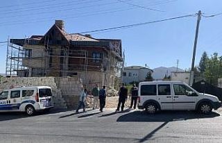 Çalıştığı inşaatta zemine çakılan işçi...