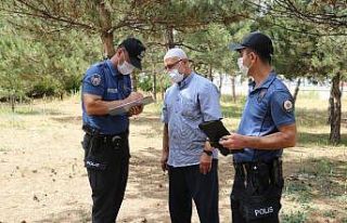 Cami bahçesinde bulduğu iki yarım altını polise...