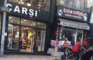 Çarşı ortasında bıçakla yaralandı