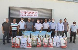 Çiftçilere yem bitkisi tohumu dağıttı