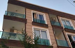 Çığlık atarak balkona çıkan kadın, ikinci kattan...