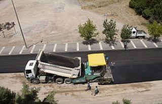 Çimenli Caddesi’ne son kat asfalt atıldı, yol...