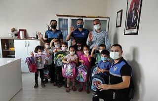 Cizre polisi eğitim öğretim yılı öncesinde öğrencilerle...