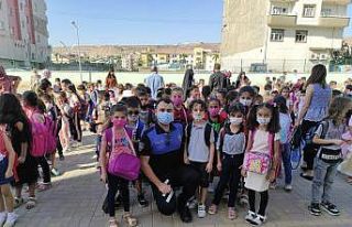 Cizre polisi eğitim öğretim yılının ilk gününde...