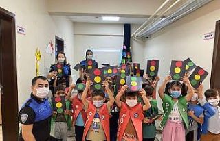 Cizre’de polis, minik öğrencilere kendini tanıttı