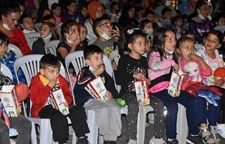 Çocuklar açık havada sinema keyfi yaşadı