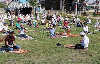 Çocuklar Millet Bahçesi’nde namaz kıldı