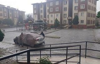 Çorum’da dolu yağdı, araçları böyle korudular