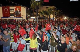 Coşkulu kalabalıktan dev koro