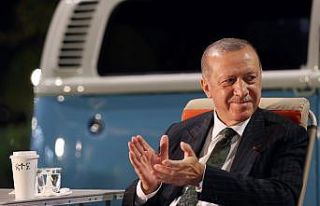 Cumhurbaşkanı Erdoğan, Mersin’de gençlere şarkı...