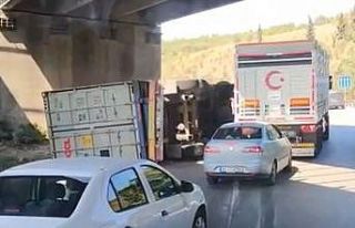 D100’de devrilen tırın sürücüsü hayatını...