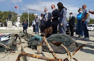 Dalgıçlar denizdeki çöpler için daldı