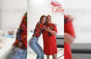 Demet Şener güzellik fuarında şov yaptı