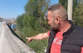 Demir bariyere saplanan kamyon köprüden düştü:...