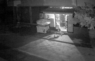 Demir kesme makasıyla iş yeri soymaya kalkan şahıs...