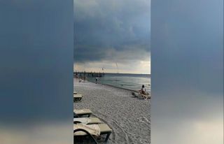 Denizde çıkan hortumu, film izler gibi seyrettiler