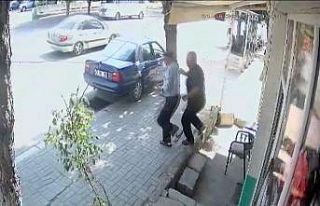 Deprem anında dükkanın önünde oturan vatandaşların...