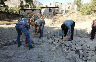Derecik’te kilitli parke taşı döşeme çalışmaları...