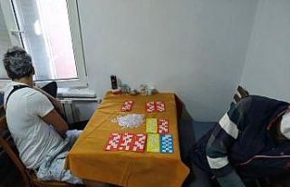 Dernek görünümlü kumarhanede 25 kişi yakalandı