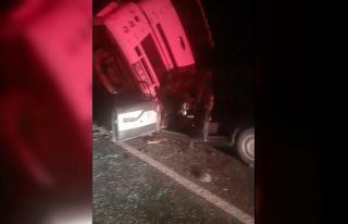 Devrilen kamyona çarpan otomobildeki yaşlı çift...