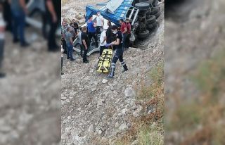 Devrilen kamyonun sürücüsü sıkıştığı yerden...