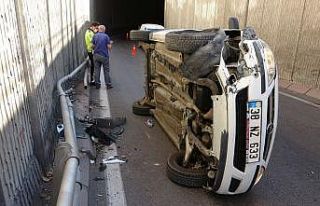 Devrilen otomobilden yara almadan kurtuldu