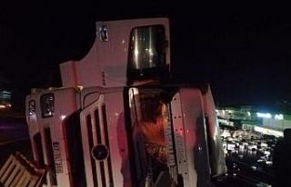 Devrilen tırdaki enerji içecekleri yola savruldu