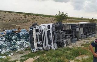 Devrilen tırın sürücüsü yaralandı
